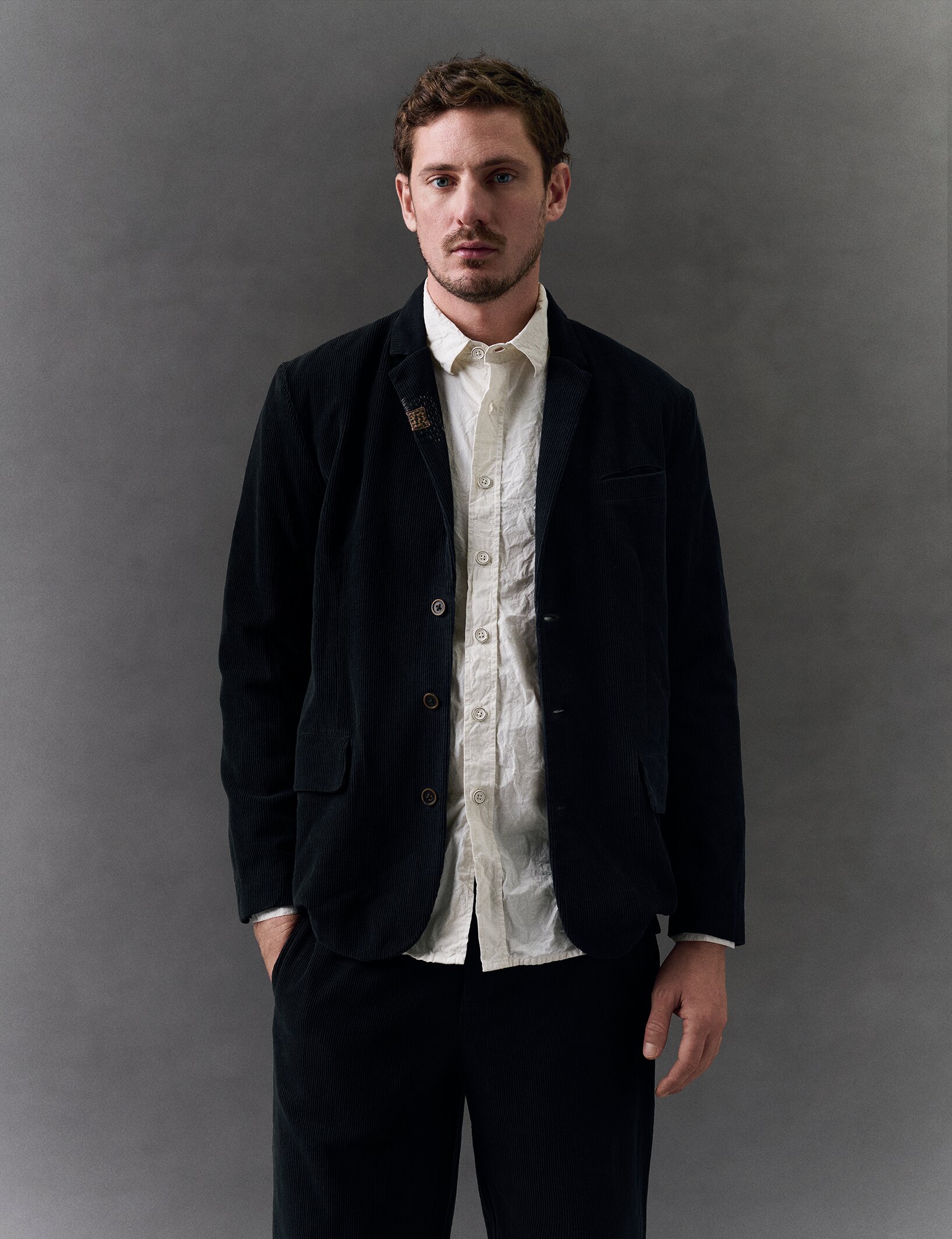 https://www.ewaiwalla.se/pub_docs/files/Ewa-i-Walla---Torvald-jacket-cord-Tore-shirt.png