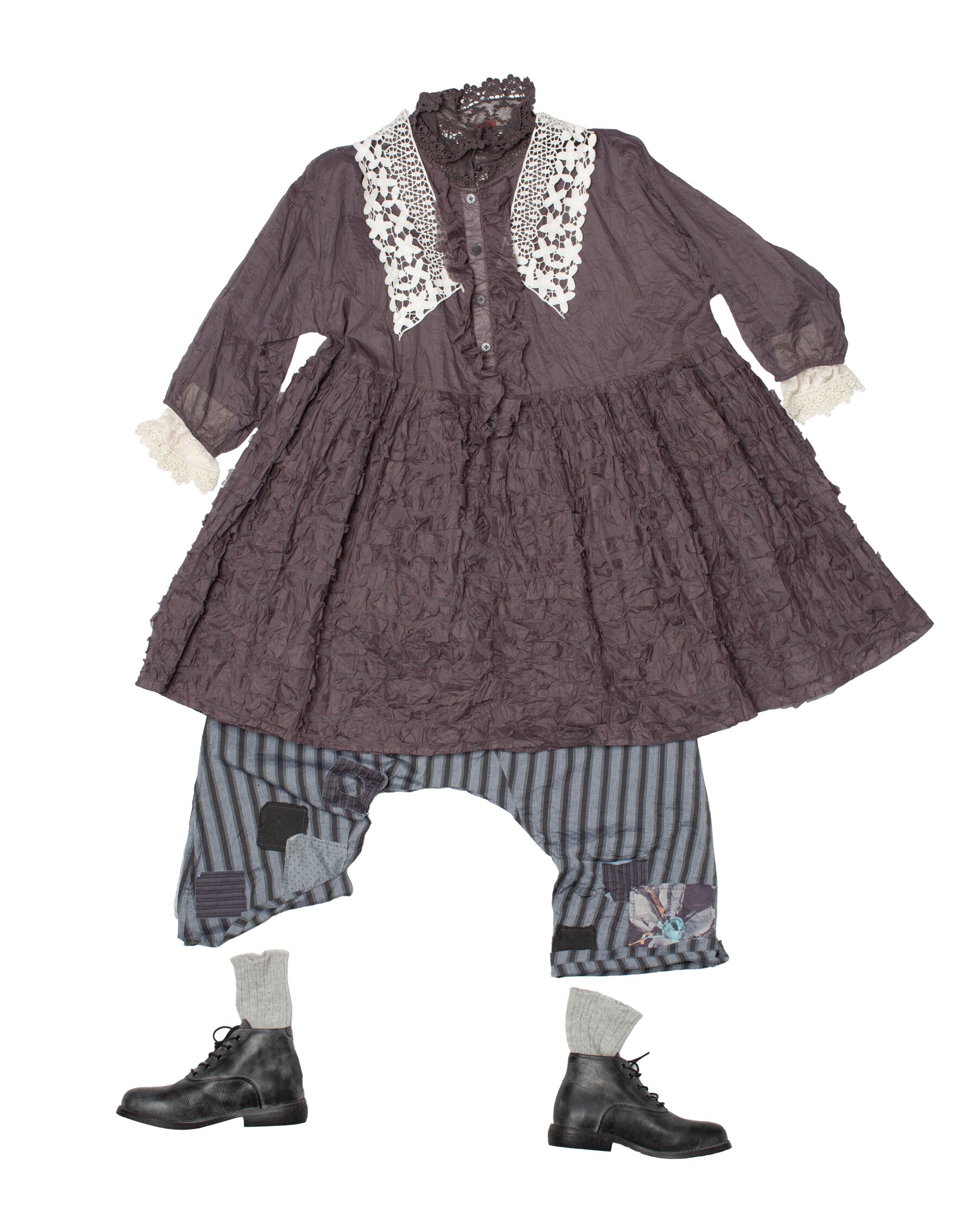 https://www.ewaiwalla.se/pub_docs/files/Ewa-i-Walla-AW24---Mildred-tunic-Irja-trousers-Mariett-wrist-detali-Lace-collar.png